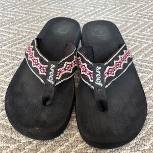 Reef Women's Black and Pink Sandals